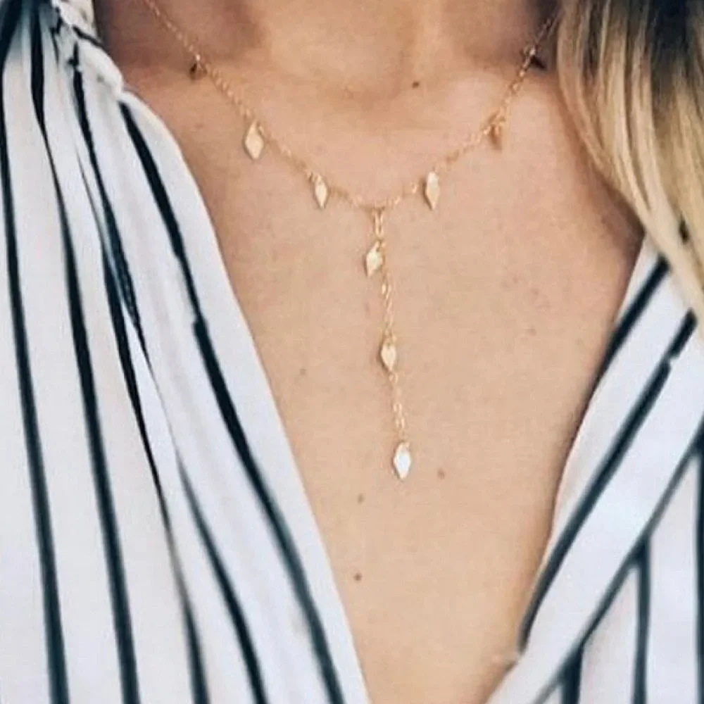 Choker style necklace with diamond♦ shaped accents